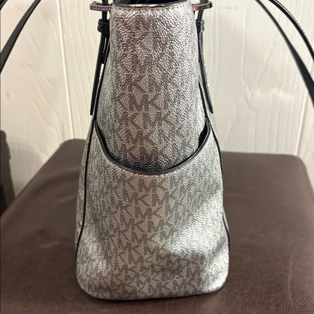 Like New Michael Kors Metallic Jetset Handbag ❤️ - Picture 3 of 12